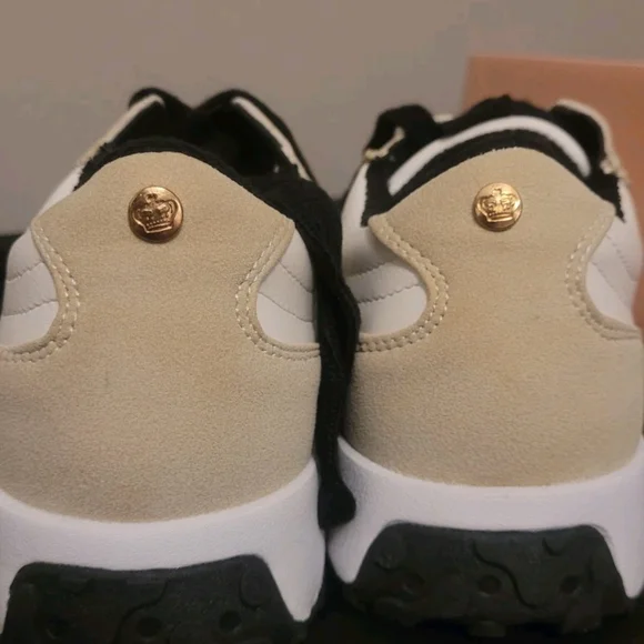 Womens JUICY COUTURE New In Box Tan And WHITE Sneakera - Picture 6 of 8